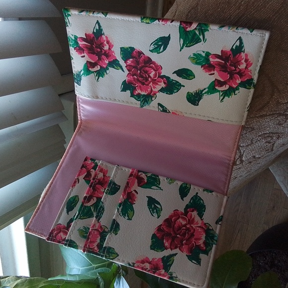 GUESS PASSPORT COVER - Picture 2 of 2